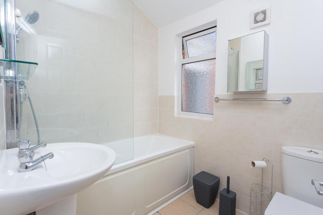 Вілла The White & Warm, Free Parking & Wifi, 8 Beds Колчестер Екстер'єр фото
