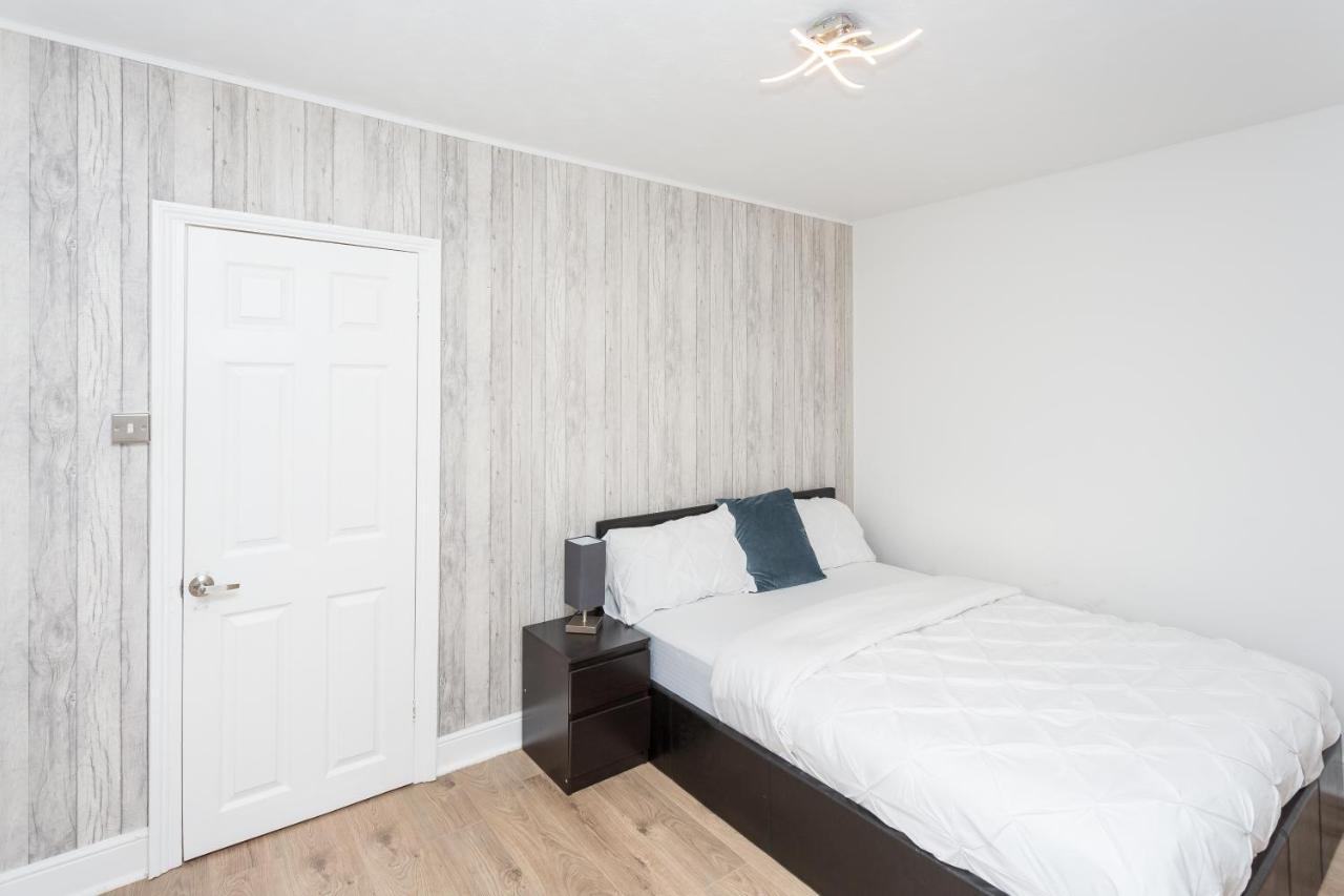 Вілла The White & Warm, Free Parking & Wifi, 8 Beds Колчестер Екстер'єр фото
