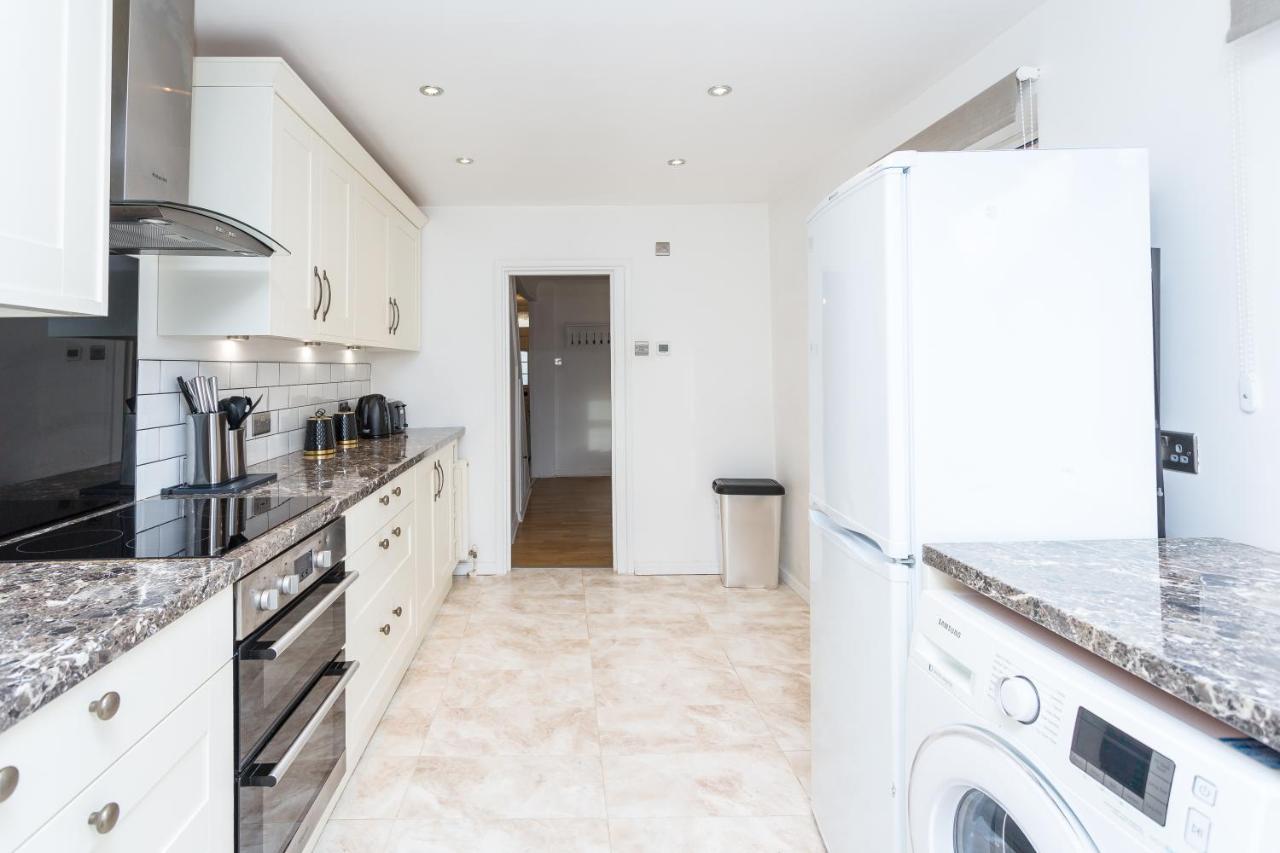 Вілла The White & Warm, Free Parking & Wifi, 8 Beds Колчестер Екстер'єр фото